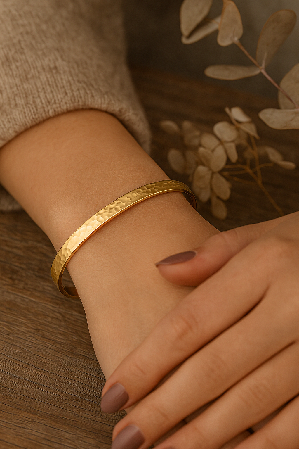 Bracelet jonc doré martelé – Ancrage, confiance & énergie solaire
