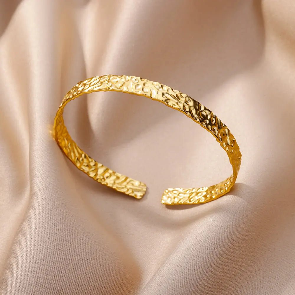 Bracelet jonc doré martelé – Ancrage, confiance & énergie solaire