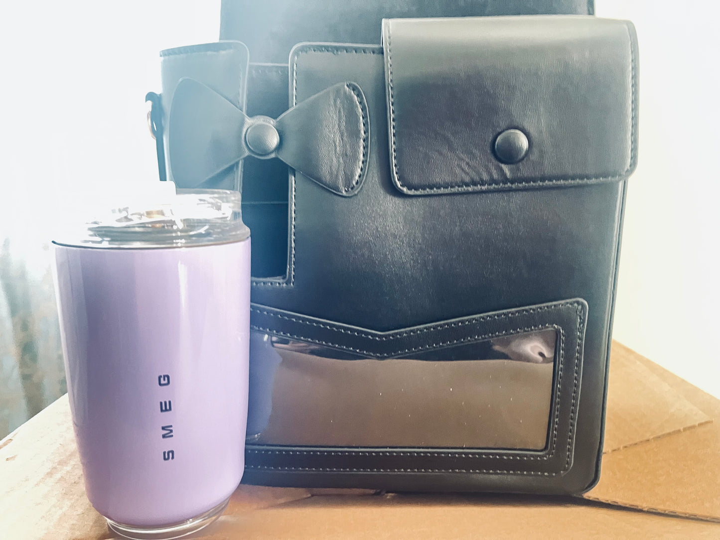 Sac noir "arrondi" sur le coté gauche avec porte-gobelet + Mug isotherme inox 240ml – Coffret cadeau tendance