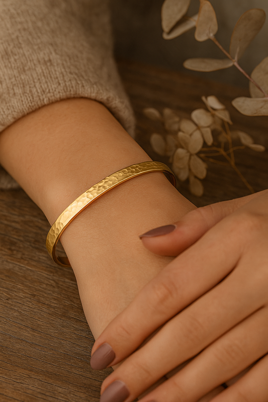 Bracelet jonc doré martelé – Ancrage, confiance & énergie solaire
