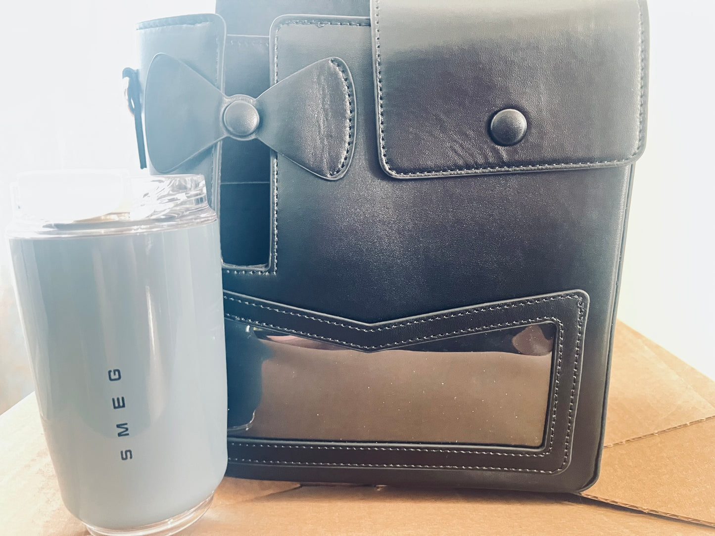 Sac noir "arrondi" sur le coté gauche avec porte-gobelet + Mug isotherme inox 240ml – Coffret cadeau tendance