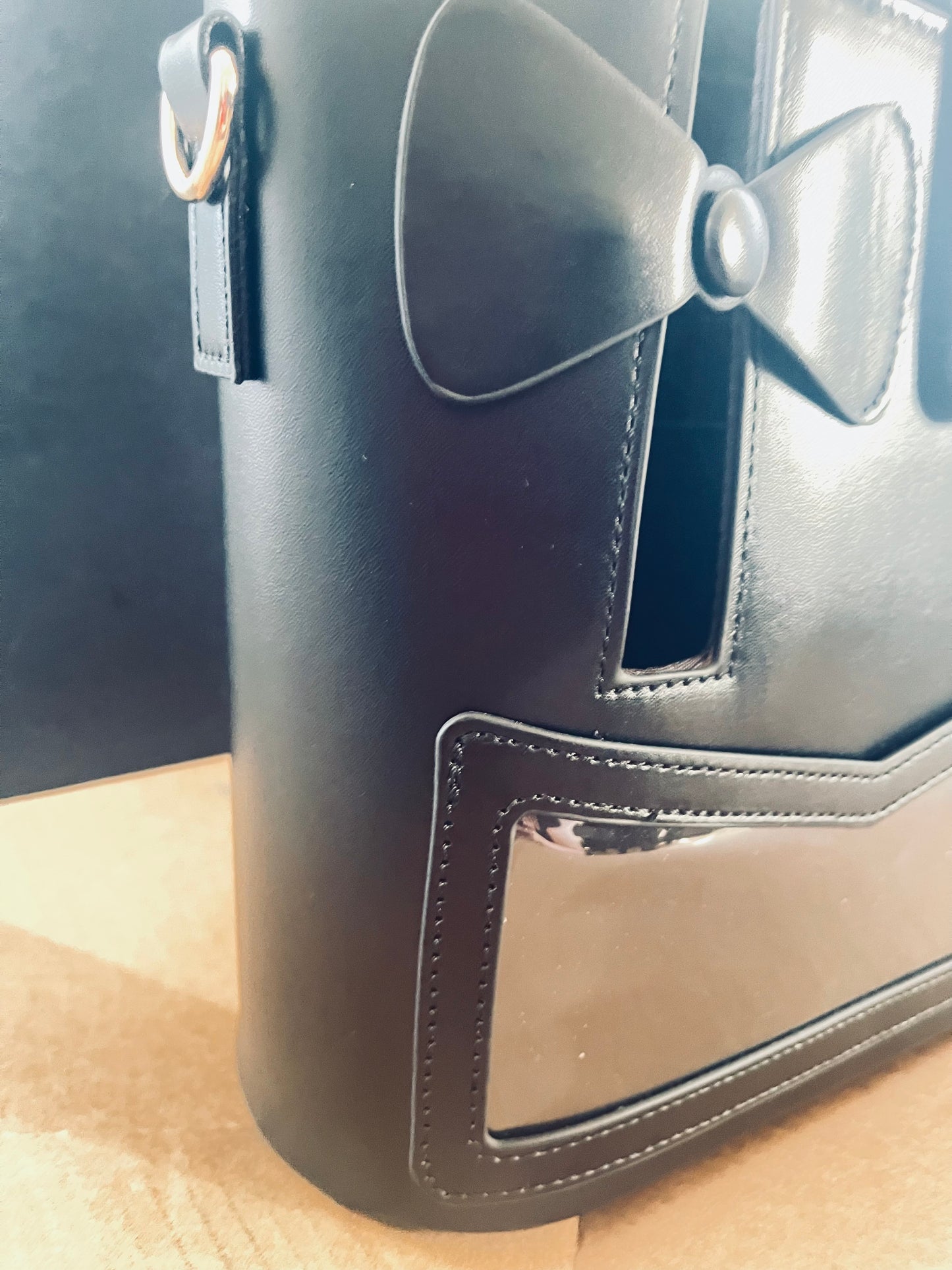 Sac noir "arrondi" sur le coté gauche avec porte-gobelet + Mug isotherme inox 240ml – Coffret cadeau tendance