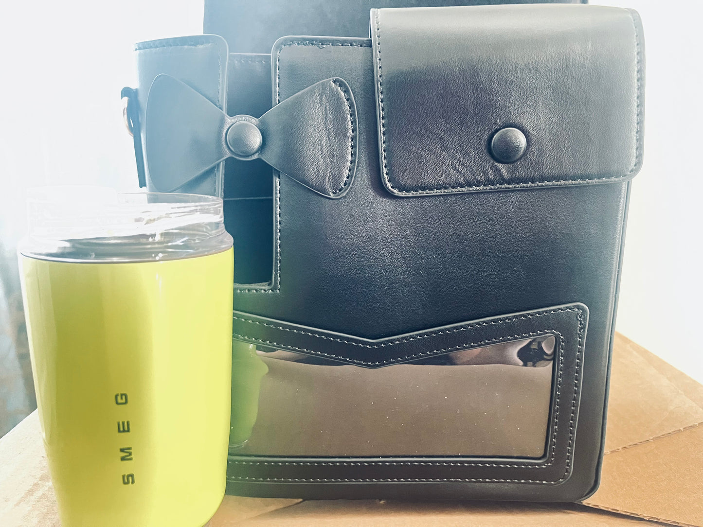 Sac noir "arrondi" sur le coté gauche avec porte-gobelet + Mug isotherme inox 240ml – Coffret cadeau tendance
