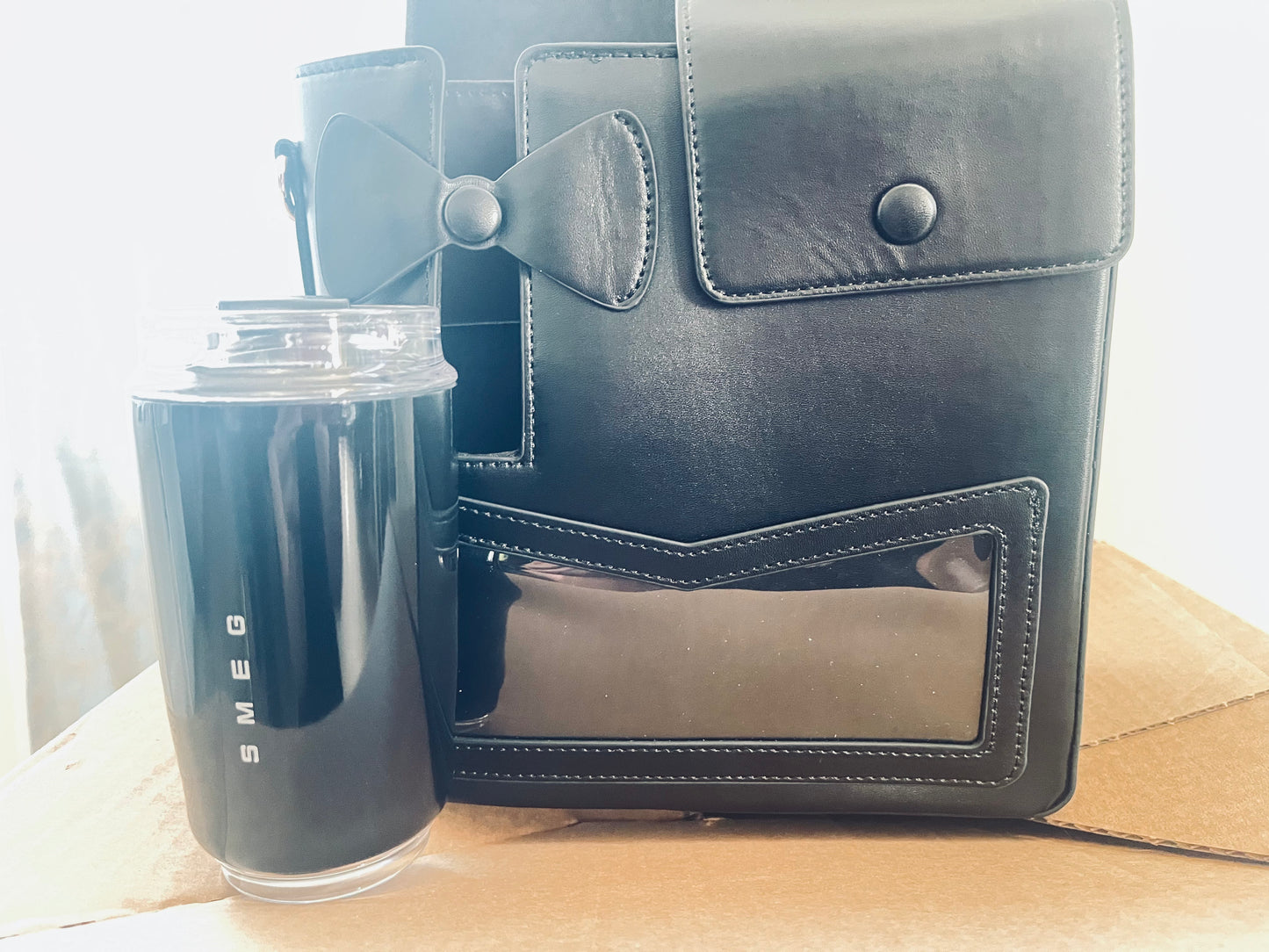 Sac noir "arrondi" sur le coté gauche avec porte-gobelet + Mug isotherme inox 240ml – Coffret cadeau tendance
