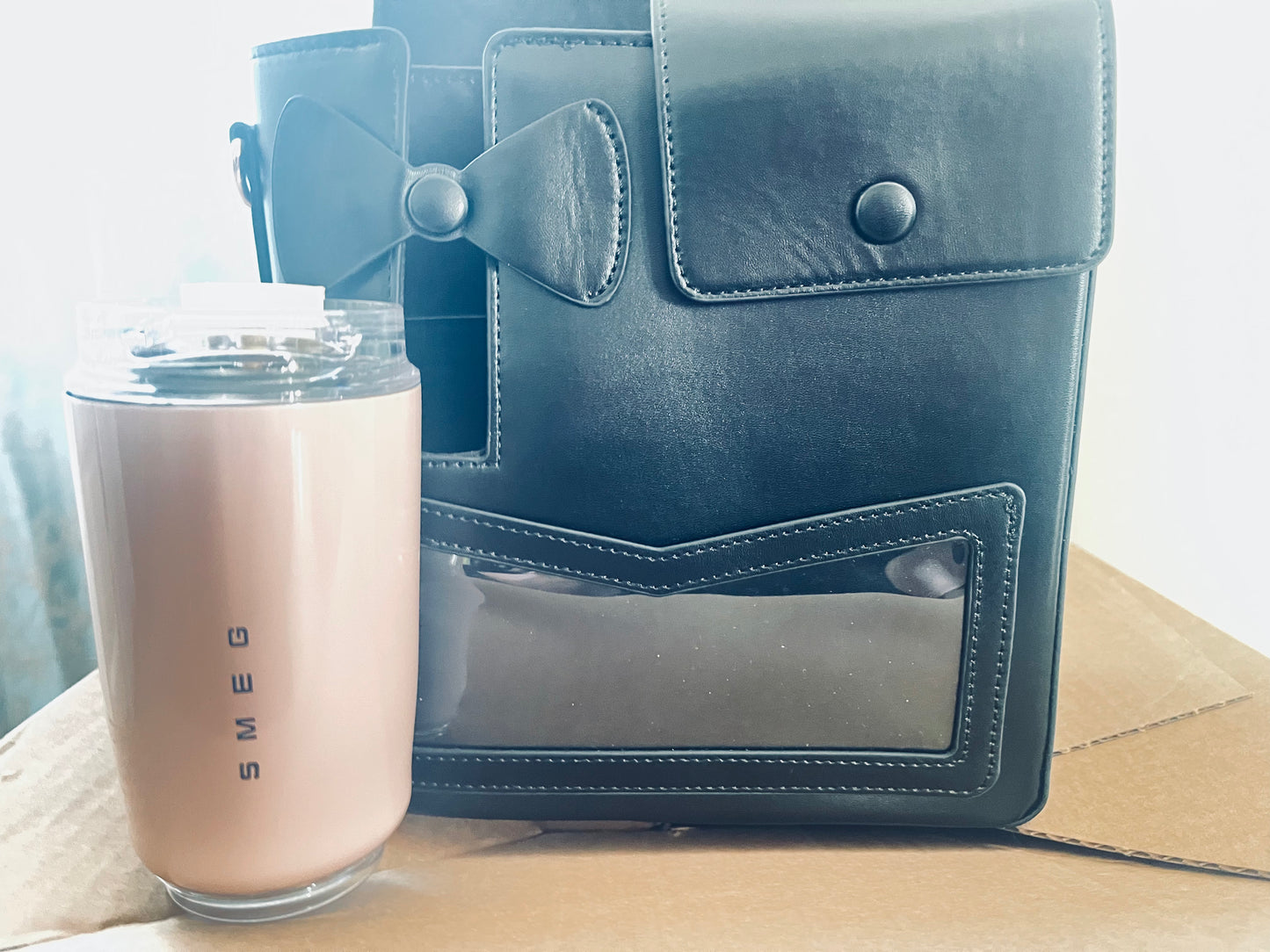 Sac noir "arrondi" sur le coté gauche avec porte-gobelet + Mug isotherme inox 240ml – Coffret cadeau tendance