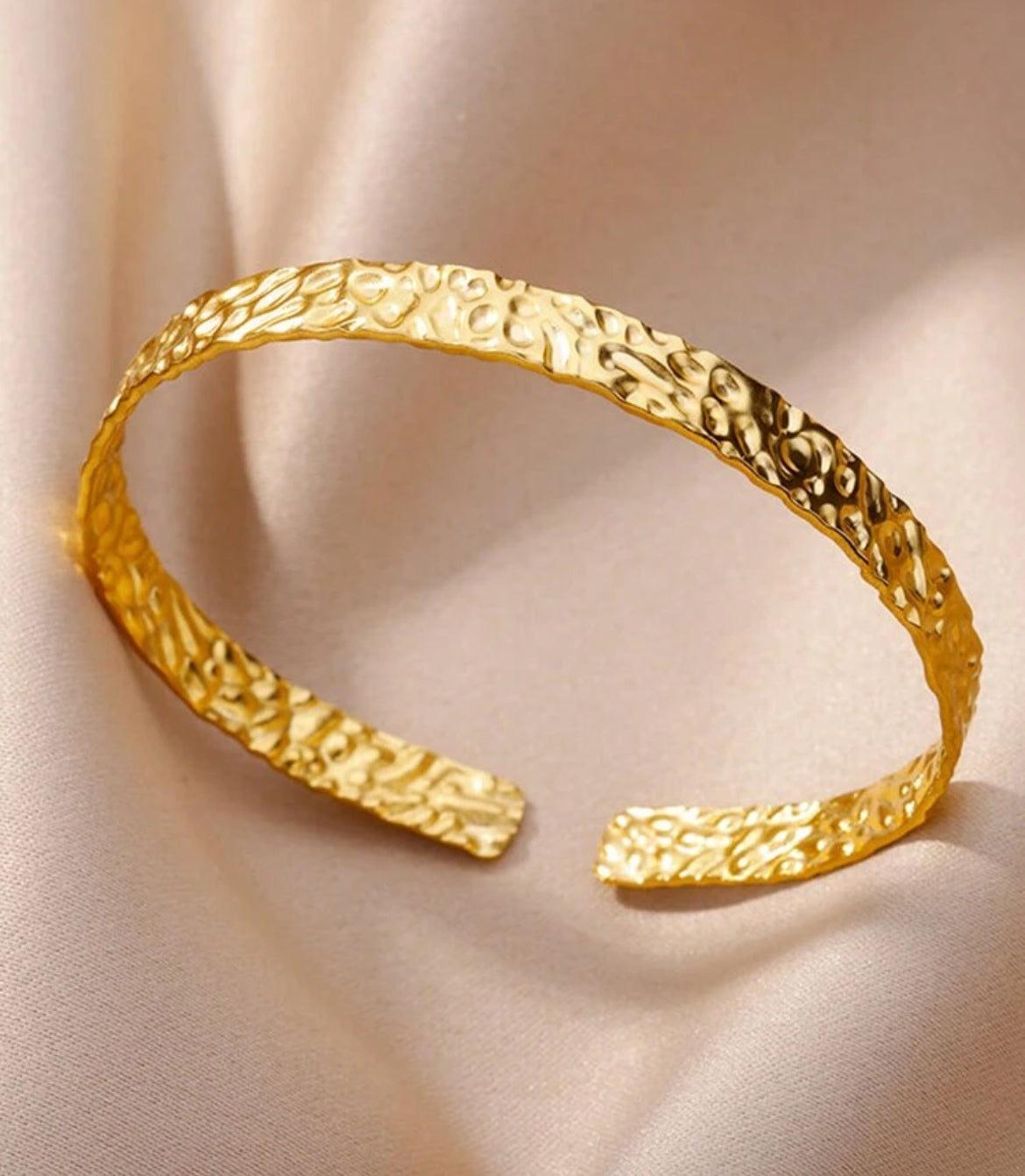 Bracelet jonc doré martelé – Ancrage, confiance & énergie solaire