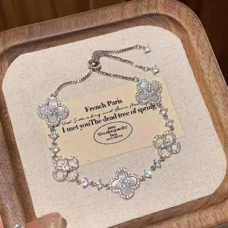 Bracelet réglable fleur cristal –  nacre
