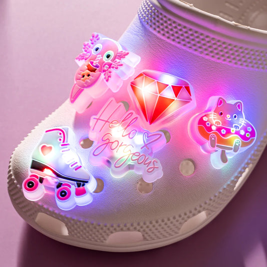 Breloques de chaussures LED roses, 1 pièce, animaux mignons, chat, cochon, arbre de noël, épingles à boucle de chaussure lumineuses pour femmes, accessoires de sabots, pendentif en jean