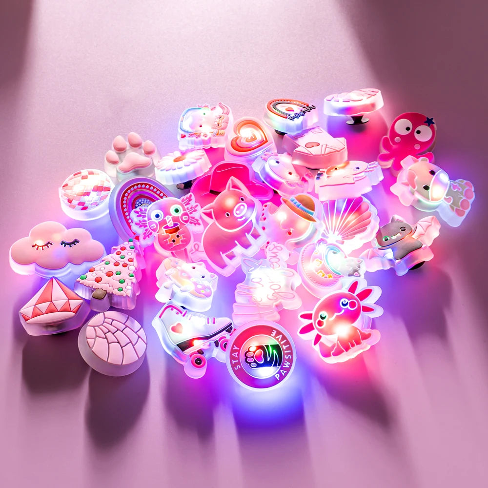 Breloques de chaussures LED roses, 1 pièce, animaux mignons, chat, cochon, arbre de noël, épingles à boucle de chaussure lumineuses pour femmes, accessoires de sabots, pendentif en jean